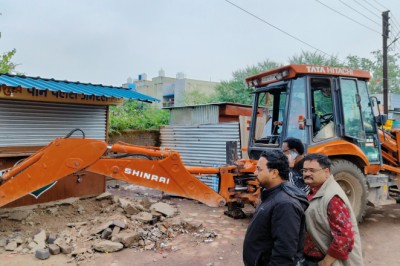 अवैधरूप से लगें आठ गुमटियां पर चला बुलडोजर
