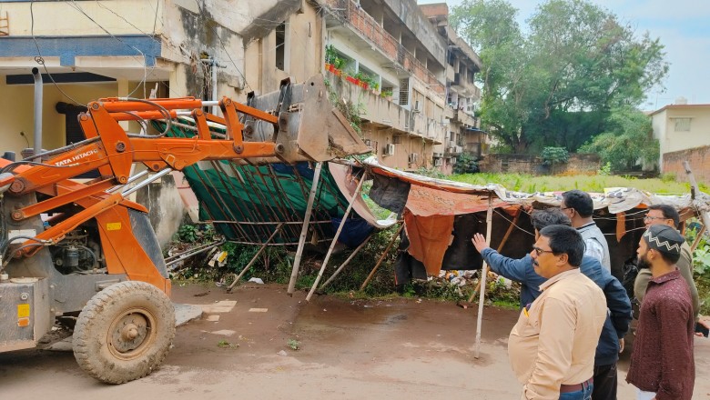 कब्जाधारियों पर कार्रवाही तीसरा दिन भी चला निगम का बुलडोजर