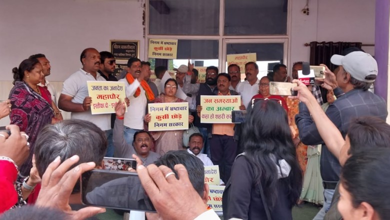 *पानी बिजली सड़क आवारा पशु की समस्या से दुर्ग शहर त्रस्त  महापौर तत्काल इस्तीफा दें -अजय वर्मा...*