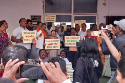 *पानी बिजली सड़क आवारा पशु की समस्या से दुर्ग शहर त्रस्त  महापौर तत्काल इस्तीफा दें -अजय वर्मा...*