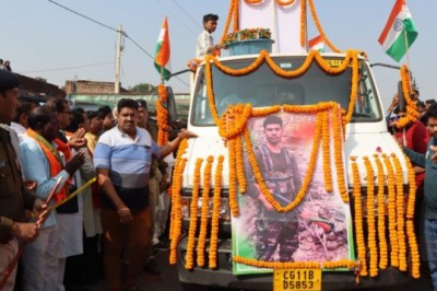 नारायणपुर जिले में आईईडी ब्लास्ट (IED blast) में सक्ती जिले के हसौद निवासी कमलेश साहू हुए शहीद ,शहीद के परिजनों को ढांढस बंधाने पहुंचे डिप्टी CM शर्मा
