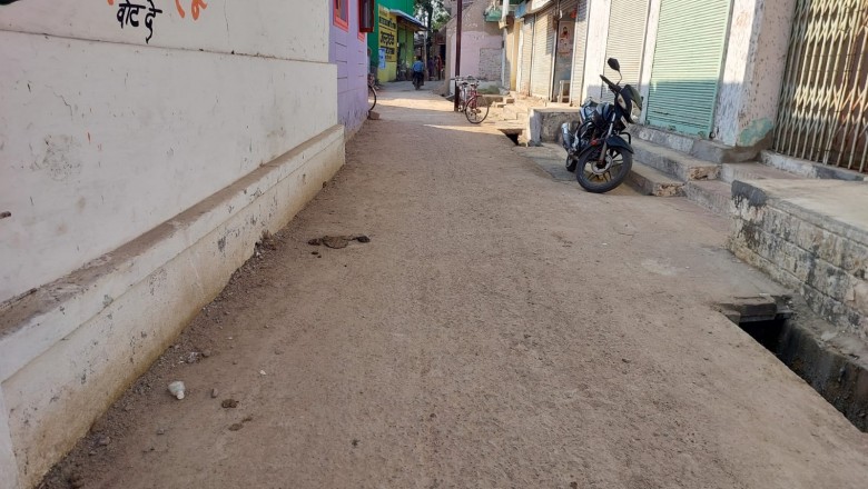 सी.सी रोड निर्माण में ठेकेदार द्वारा इस्तेमाल किया जा रहा बेकार सीमेंट