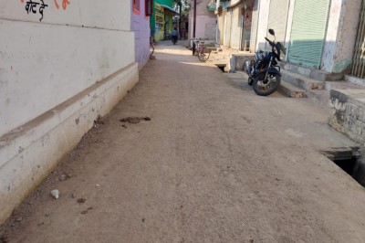 सी.सी रोड निर्माण में ठेकेदार द्वारा इस्तेमाल किया जा रहा बेकार सीमेंट