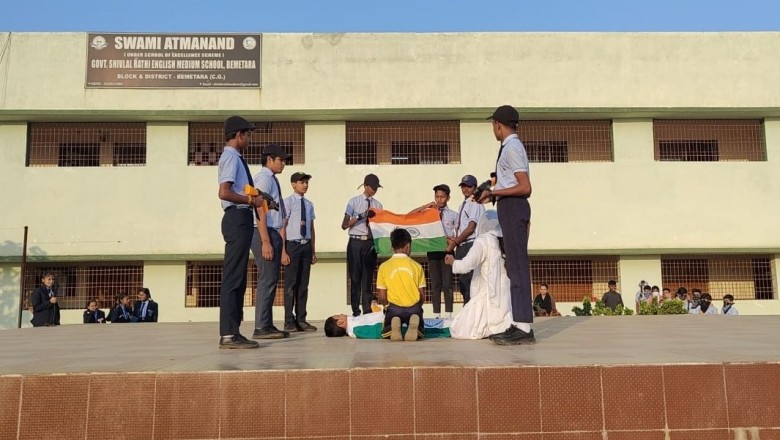 *स्वामी आत्मानंद शासकीय शिवलाल राठी अंग्रेजी माध्यम विद्यालय, बेमेतरा में स्वर्णिम विजय दिवस पर 1971 के वीर शहीदों को श्रद्धांजली दी गई*