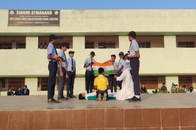*स्वामी आत्मानंद शासकीय शिवलाल राठी अंग्रेजी माध्यम विद्यालय, बेमेतरा में स्वर्णिम विजय दिवस पर 1971 के वीर शहीदों को श्रद्धांजली दी गई*