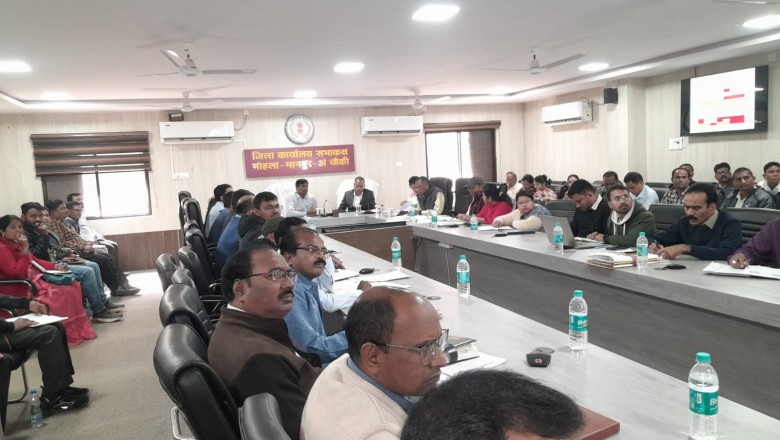 लंबित विकास कार्यो को गुणवत्ता के साथ शीघ्र पूर्ण करें-कलेक्टर
