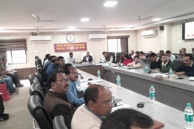 लंबित विकास कार्यो को गुणवत्ता के साथ शीघ्र पूर्ण करें-कलेक्टर