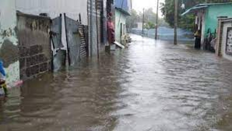 तमिलनाडु में बाढ़ जारी , फसे 800 से ज्यादा यात्री - NDRF क टीम ने संभाला मोर्चा