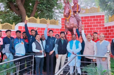 अमर शहीद वीर नारायण सिंह को गोंड़ समाज के लोगों ने दी श्रद्धाजंलि