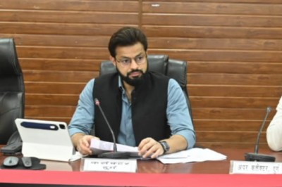 कलेक्टर ने की लंबित प्रकरणों की समीक्षा