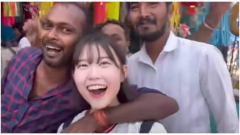 साउथ कोरियाई ब्लॉगर के साथ तीन युवकों ने की बदतमीजी , सोशल मीडिया में तेज़ी से हो रहा विडियो वायरल