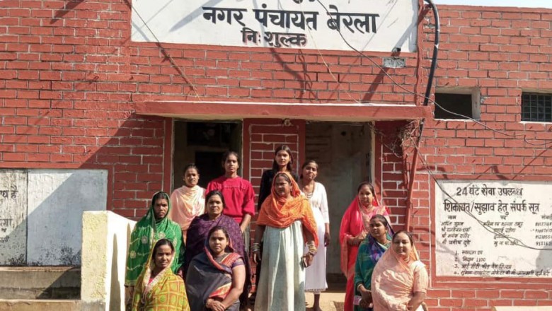 स्व सहायता समूह की महिलाओं ने किया शौचालय की ग्रेडिंग