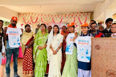 विकसित भारत संकल्प यात्रा में  जिला पंचायत अध्यक्ष  गीता घासी साहू शामिल हुई
