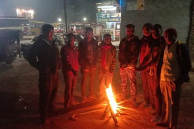 मौसम में बदलाव जलने लगे अलाव