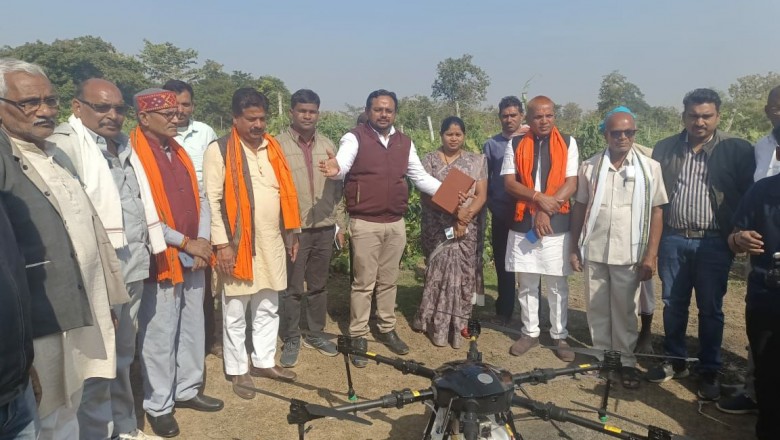 विकसित भारत संकल्प यात्रा के दौरान ग्राम रजकट्टी एवं भेण्ड्री में ड्रोन के माध्यम से नैनो यूरिया छिड़काव का किया गया प्रदर्शन