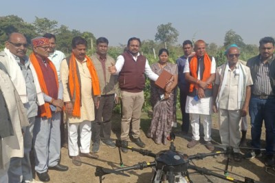 विकसित भारत संकल्प यात्रा के दौरान ग्राम रजकट्टी एवं भेण्ड्री में ड्रोन के माध्यम से नैनो यूरिया छिड़काव का किया गया प्रदर्शन