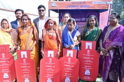 भारत सरकार के उप सचिव श्री शक्तिकांत सिंह ने बहेराबुड़ा में संकल्प यात्रा में शामिल होकर योजनाओं के बारे में लोगों को किया जागरूक