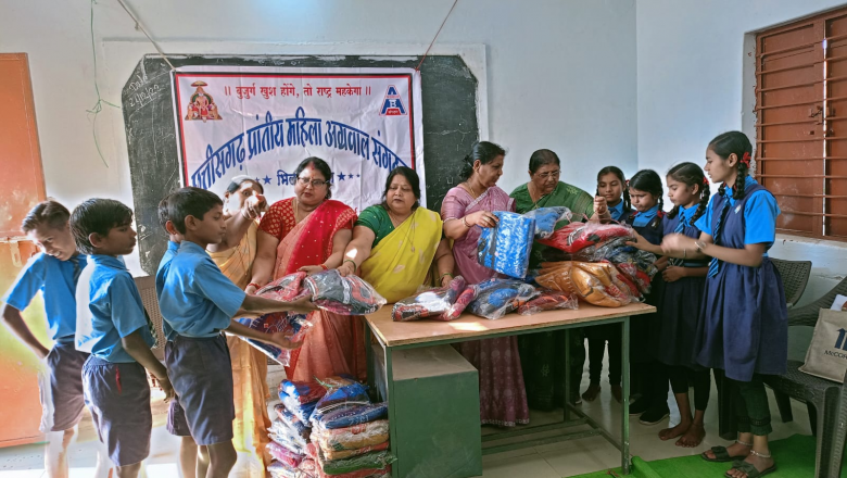 छत्तीसगढ़ प्रांतीय अग्रवाल संगठन ने किया स्कूली बच्चों को स्वेटर व खाद्य सामग्री का वितरण
