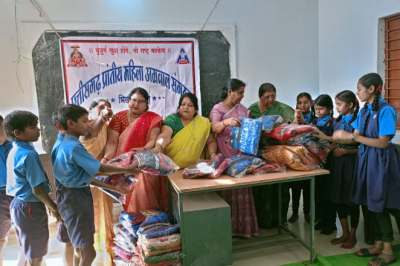 छत्तीसगढ़ प्रांतीय अग्रवाल संगठन ने किया स्कूली बच्चों को स्वेटर व खाद्य सामग्री का वितरण