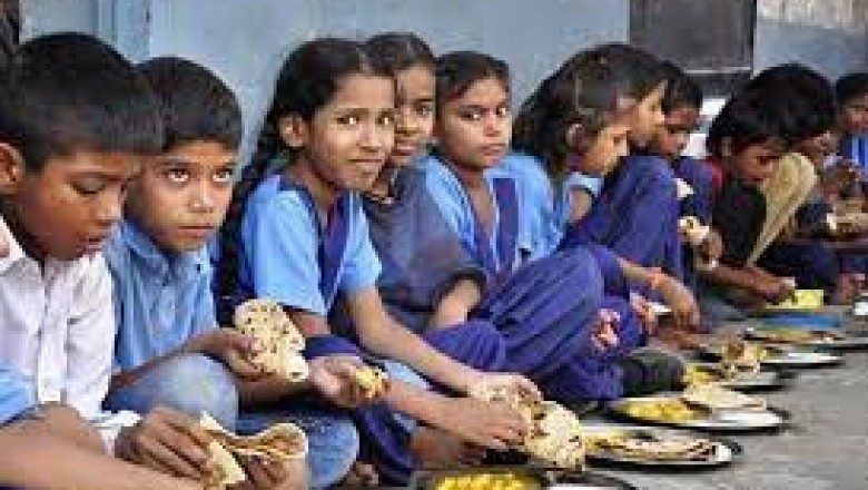 डी.ई.ओ. ने प्राचार्य को मध्यान्ह भोजन हेतु व्यवस्था के दिए निर्देश