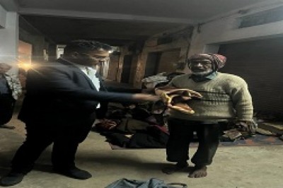 घर लोगों को ठंड व शीत लहर से बचाने नगर निगम द्वारा गर्म कपड़ों का वितरण