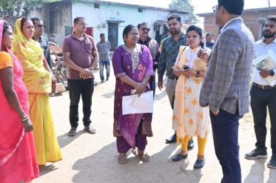 ग्राम पोंड़ और सोहागपुर पहुंचकर पीएम जनमन योजना के तहत चल रहे आवास सर्वे का लिया जायजा आवास योजना के हितग्राहियों से चर्चा भी की