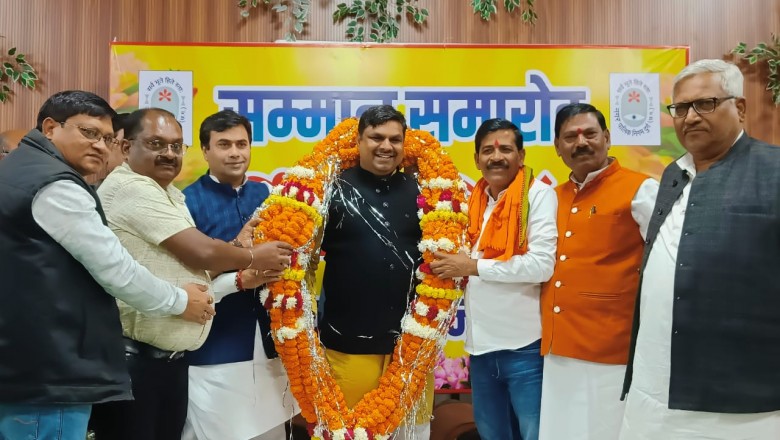 नवनिर्वाचित विधायक का महापौर ने सम्मान समारोह कार्यक्रम में स्मृति चिन्ह देकर व फूलमालाएं पहनाकर किया सम्मान