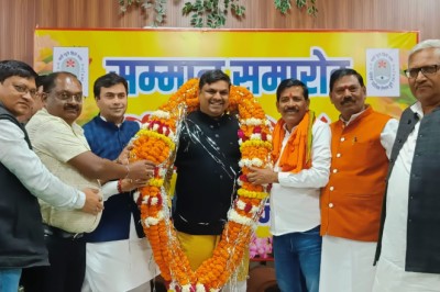 नवनिर्वाचित विधायक का महापौर ने सम्मान समारोह कार्यक्रम में स्मृति चिन्ह देकर व फूलमालाएं पहनाकर किया सम्मान