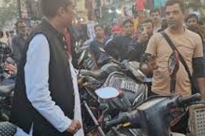 दुर्ग जिले के वैशाली नगर विधायक रिकेश सेन पहुंचे  मार्केट ,  अव्यवस्था देखकर भड़के