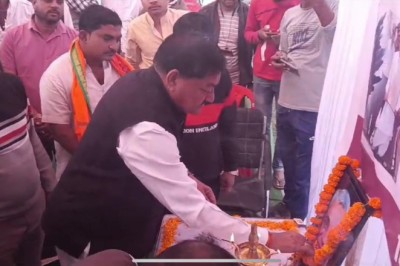 ज़िले में पूर्व प्रधानमंत्री अटल बिहारी वाजपेयी की जयंती पर जगह-जगह उन्हें पुष्पांजलि अर्पित की गयी