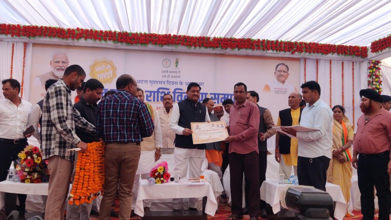 *कैबिनेट मंत्री श्री दयाल दास बघेल ने नवागढ़ में किसानों को धान  बोनस राशि प्रमाण-पत्र सौपें* -ज़िले में किसानों को 232 करोड़ से ज़्यादा बोनस राशि खाते में आयी*