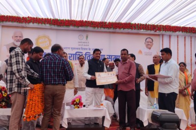 *कैबिनेट मंत्री श्री दयाल दास बघेल ने नवागढ़ में किसानों को धान  बोनस राशि प्रमाण-पत्र सौपें* -ज़िले में किसानों को 232 करोड़ से ज़्यादा बोनस राशि खाते में आयी*