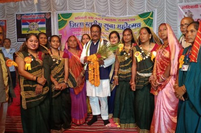 खुज्जी विधायक भोलाराम साहू आदिवासी कंवर समाज महोत्सव मे शामिल हुए