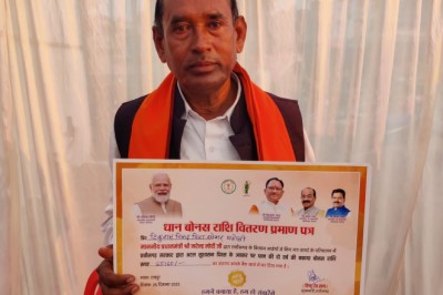 किसान श्री टिकूराम निषाद त्वरित प्रक्रिया में बताया बोनस राशि से बहू को उपहार में देंगे जेवर-सामग्री