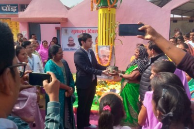कलेक्टर  छिकारा ने ग्राम पोंड के अटल चौक पर पूर्व प्रधानमंत्री स्व  अटल बिहारी बाजपेयी के तैलचित्र पर पुष्प अर्जित कर दी श्रद्धांजलि