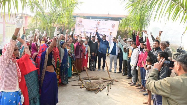 कलेक्टर ने सुशासन दिवस के अवसर पर स्वच्छता ही सेवा सप्ताह कार्यक्रम के अंतर्गत ग्राम पंचायत धर्मापुर के अटल स्तंभ के आस-पास झाडू लगाकर की साफ-सफाई