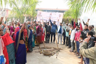 कलेक्टर ने सुशासन दिवस के अवसर पर स्वच्छता ही सेवा सप्ताह कार्यक्रम के अंतर्गत ग्राम पंचायत धर्मापुर के अटल स्तंभ के आस-पास झाडू लगाकर की साफ-सफाई
