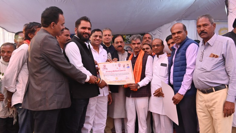 साजा मे मुख्य अतिथि विधायक  ईश्वर साहू ने किसानो को धान बोनस राशि प्रमाण पत्र वितरित किया*