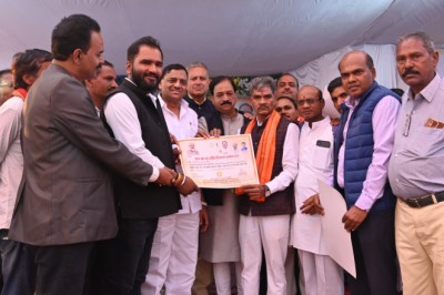 साजा मे मुख्य अतिथि विधायक  ईश्वर साहू ने किसानो को धान बोनस राशि प्रमाण पत्र वितरित किया*