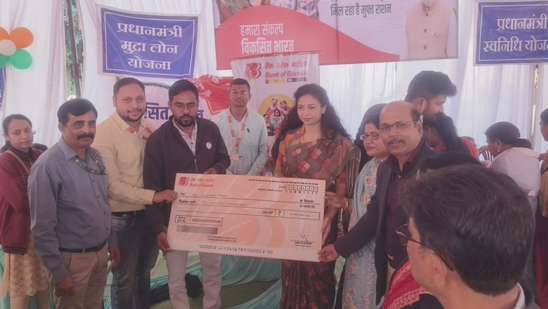 शीतल वर्मा ने लगाए गये स्टॉलों का किया निरीक्षण