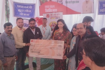 शीतल वर्मा ने लगाए गये स्टॉलों का किया निरीक्षण