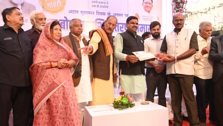 सुशासन दिवस पर राज्यसभा सांसद, जनप्रतिनिधियों व अधिकारियों ने स्वच्छता अभियान से जुड़कर किया श्रम दान