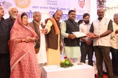 सुशासन दिवस पर राज्यसभा सांसद, जनप्रतिनिधियों व अधिकारियों ने स्वच्छता अभियान से जुड़कर किया श्रम दान