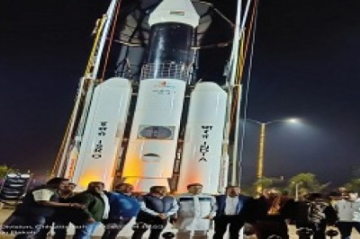 ठगड़ा बांध में स्थापित सफलतापूर्वक चंद्रयान का मॉडल शुरू 7 फिट उड़ान भरते ही, लोगो की उमड़ी भीड़ ने अपने मोबाइल में कैद किया: