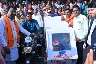 विधायक श्री रोहित साहू ने बाईक एम्बुलेंस को हरी झंडी दिखाकर रवाना किया  -  विहीन क्षेत्रों में गर्भवती महिलाओं को नजदीकी चिकित्सालय में भर्ती कराने के लिए उपयोगी होगी