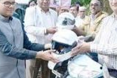 कलेक्टर ने मेरा परिवार हेलमेट परिवार अभियान अंतर्गत जिला पंचायत की टीम को हेलमेट पहनने के लिए प्रोत्साहित करते हुए किया रवाना
