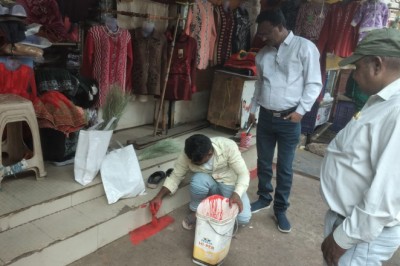 सड़क पर कब्जा रोकने पूरे हटरी बाजार के दुकानों के बाहर पेंट मार्किंग,दुकान के बाहर सामान रखने पर लगेगा जुर्माना