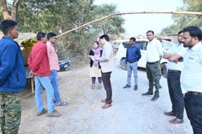 अवैध धान परिवहन व भंडारण पर प्रशासन ने कार्यवाही  कलेक्टर  छिकारा ने अंतर्राज्यीय चेकपोस्ट का आकस्मिक निरीक्षण किया