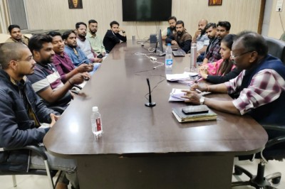 भवन अनुज्ञा के प्रकरणों की भवन अधिकारी ने की समीक्षा -  अनुज्ञा शुल्क जमा कराने आयुक्त के निर्देश