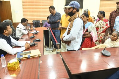 जनदर्शन में अपर कलेक्टर ने सुनी लोगों की समस्याएं  -जनदर्शन में प्राप्त हुए 65 आवेदन